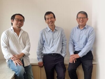 Aaron Foong with KTP colleagues left Low Huei Siong and right Liu Shao Yong 20211101 Edited scaled