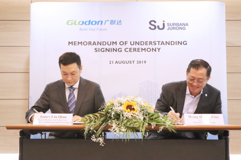 James Liu Qian, Board Member and Senior Vice President of Glodon, signing the MOU with Surbana Jurong Group CEO Wong Heang Fine