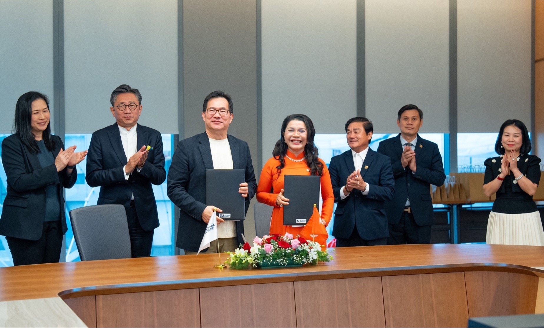 Signing ceremony of strategic cooperation between Surbana Jurong and Kim Oanh Group